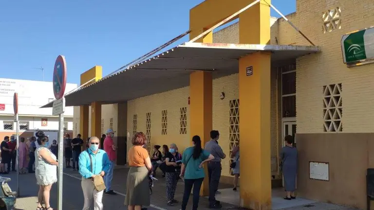 Colas-en-el-Centro-de-Salud-del-Molino-el-22-de-junio-2020-1024x721