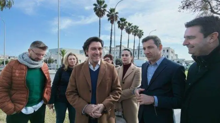 Enrique-Gaviño, acompañado de integrantes de su partido