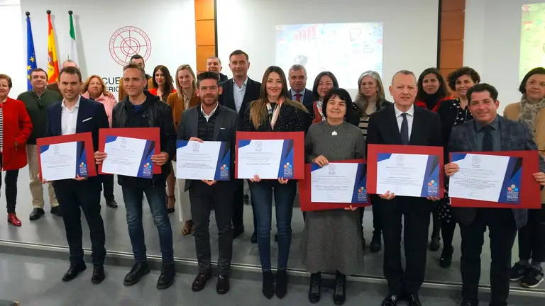 Entrega de reconocimientos, foto de familias