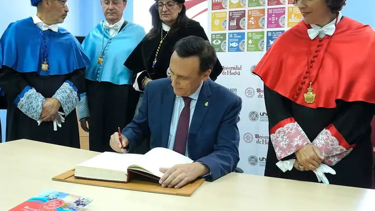 El consejero Villamando, ante la rectora de la UHU, María Antonia Peña