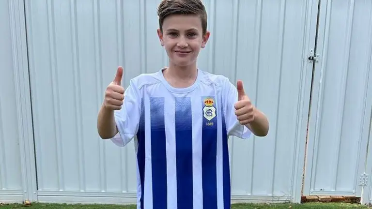 El australiano Noah Philip Cross con una equipación del Recre.