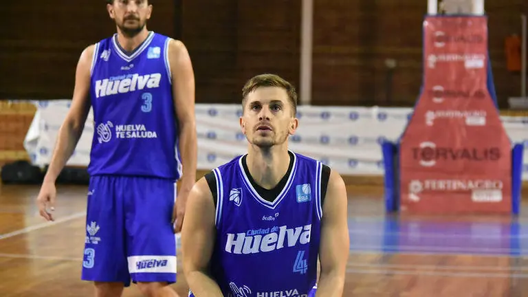 Fran Cárdenas lanza un tiro libre para el Ciudad de Huelva.