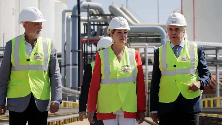 Pilar MIranda visita a la empresa Decal, asentada en Puerto de Huelva