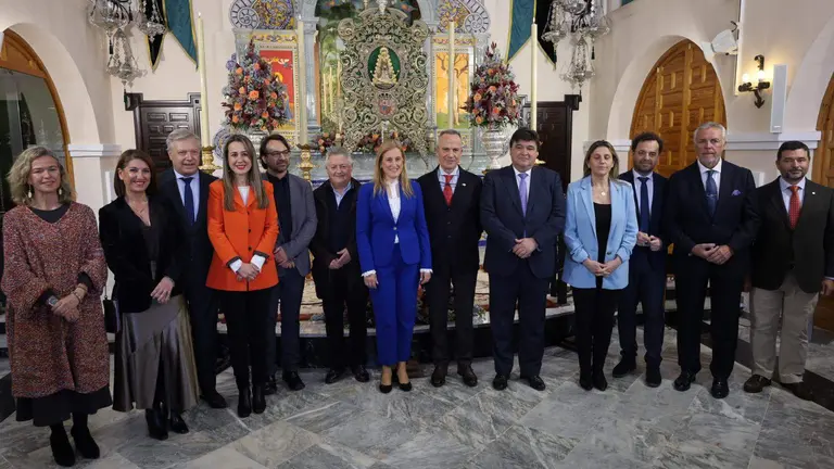 Foto de familia con el Simpecado