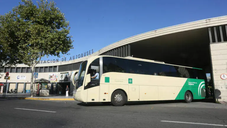 Un autob&uacute;s sale de la estaci&oacute;n onubense