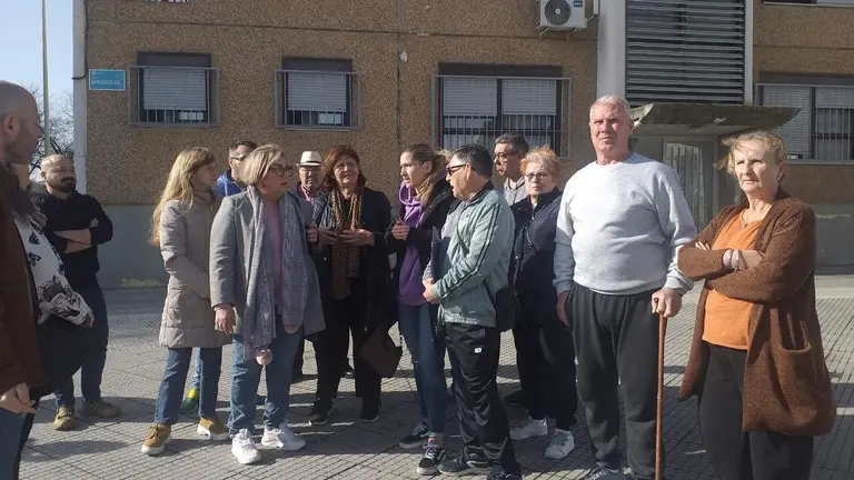 Mónica Rossi en la calle Magnolia del Torrejón con vecinas y vecinos