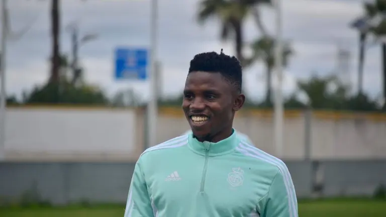 Peter pone buena cara al mal tiempo en el Recreativo de Huelva.