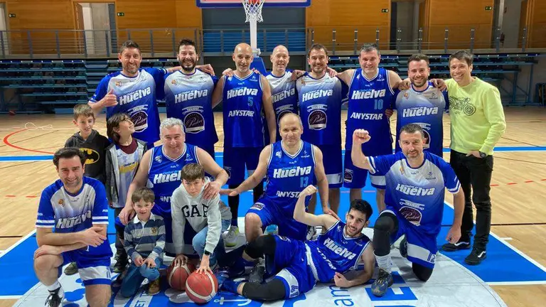 Antonio Gómez, con el dorsal diez, celebrando la victoria de Anystar.