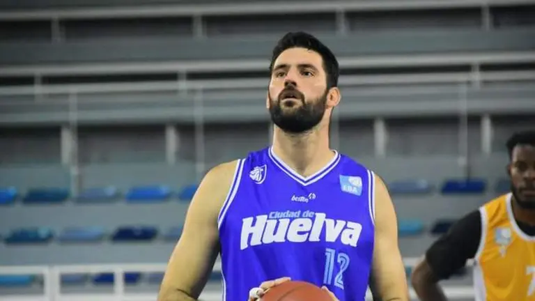 Chemari Morales lanza un tiro libre para el Ciudad de Huelva.