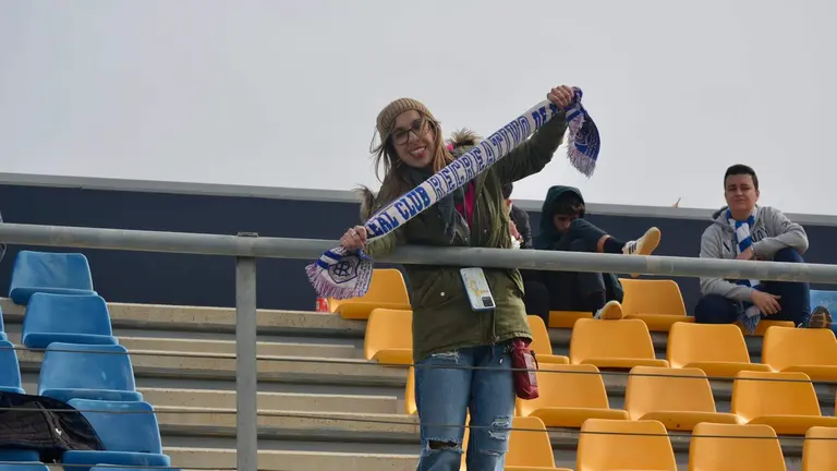 Una aficionada del Recreativo en la Ciudad Deportiva del Cádiz.