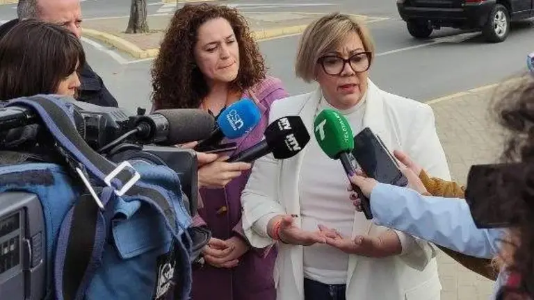 Inmaculada Nieto y Mónica Rossi, junto al Hospital Juan Ramón Jiménez (Huelva)