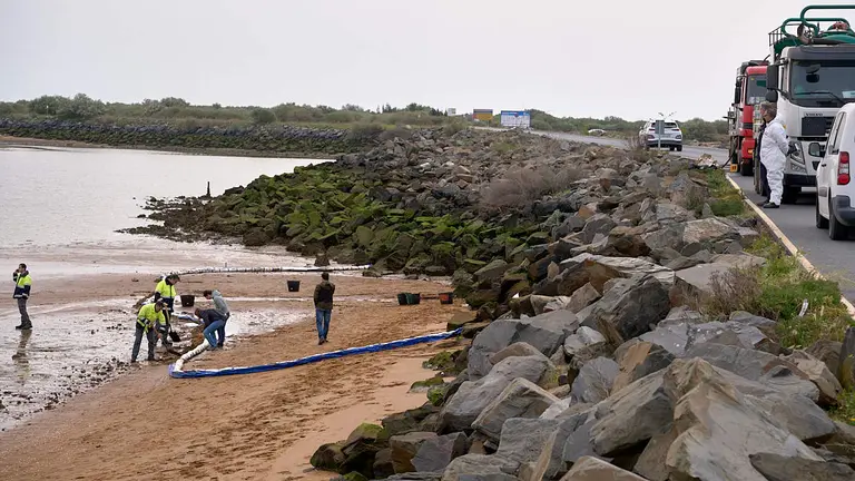 Trabajos de limpieza en el espig&oacute;n de Huelva