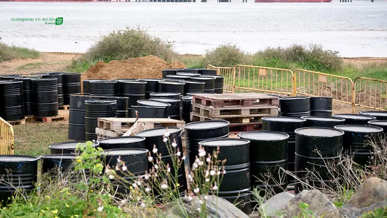Recogida de chapapote en bidones