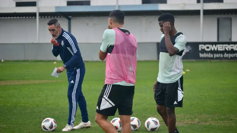 Abel Gómez hace de árbitro en un entreno del Recre.