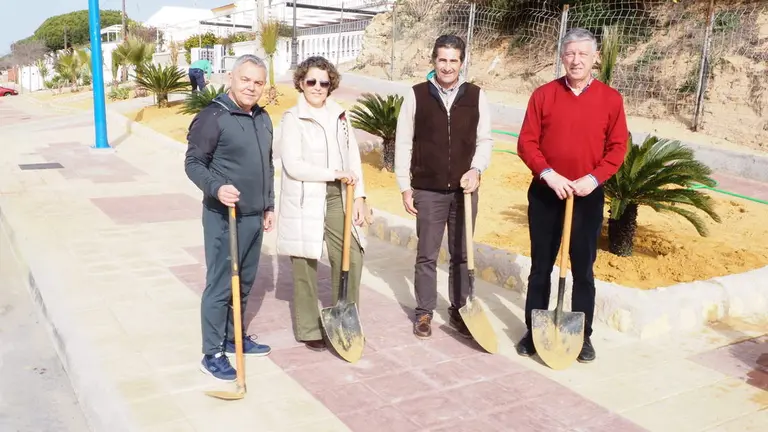 Carmelo Romero, junto a los vecinos en la plantación