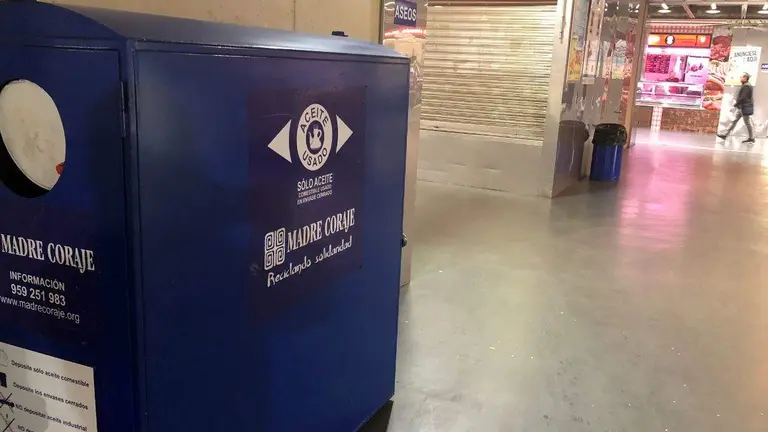 Contenedor Aceite Doméstico en el Mercado del Carmen