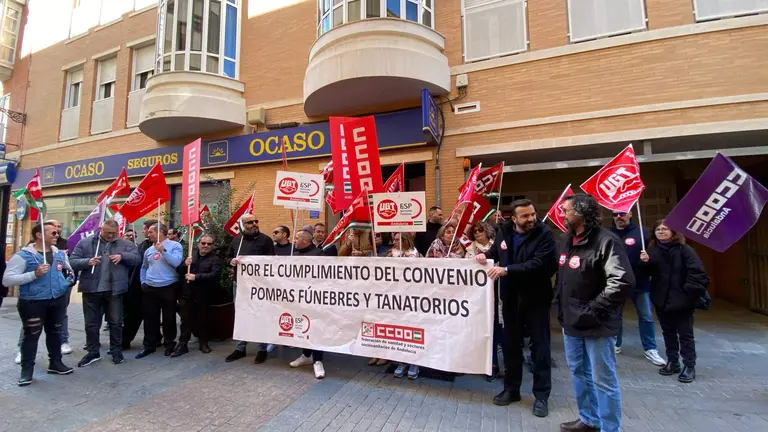Protesta de los sindicatos del sector de Pompas F&uacute;nebres