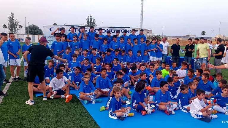 TRABAJANDO CON EL ATLETIC  ONUBENSE DONDE ES EL PRESIDENTE (1)