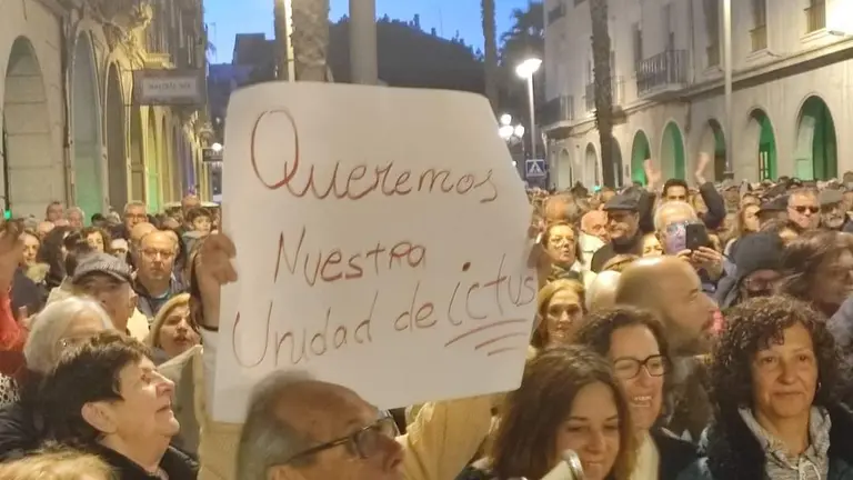 Masiva protesta de la ciudadanía contra los recortes sanitarios, incluida la Unidad de Ictus