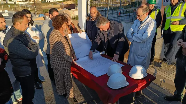 Carmelo Romero muestra los planos a la consejera