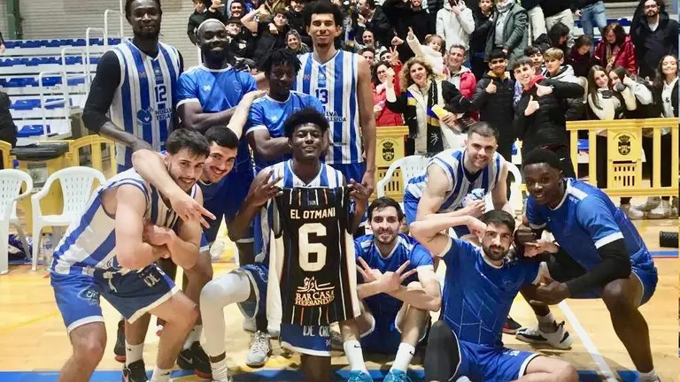 El EB celebra su victoria en la cancha de PMD Aljaraque.