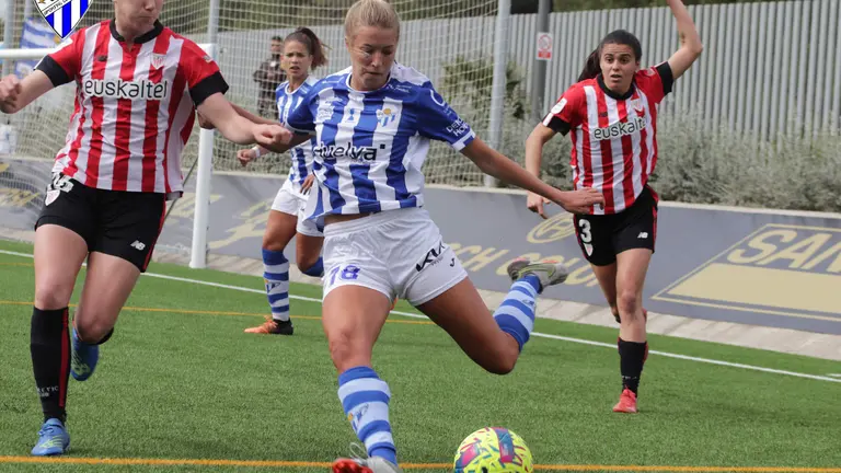 Lance del partido entre el Sporting de Huelva y el Athletic.