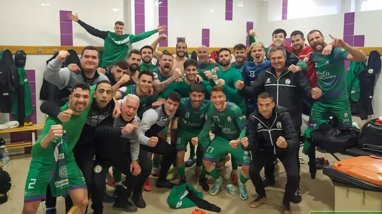 El Mancha Real celebra su victoria en el vestuario visitante del Ciudad de Lepe.