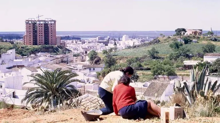 Excavaciones en el Cabezo de la Joya a finales de los 80 , que alberga importantísimos restos de Tartessos