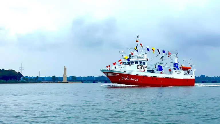 El pesquero Doce de julio entrando en Huelva