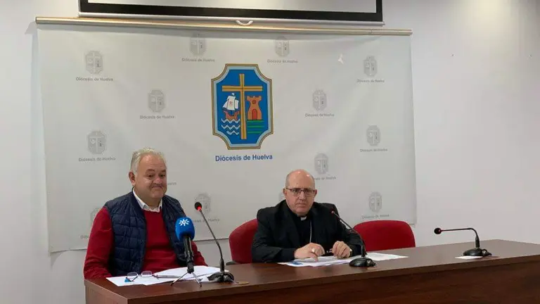 El obispo y el ec&oacute;nomo de la di&oacute;cesis de Huelva