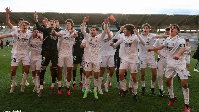 Yeray Lancha y sus compañeros celebrando el título.