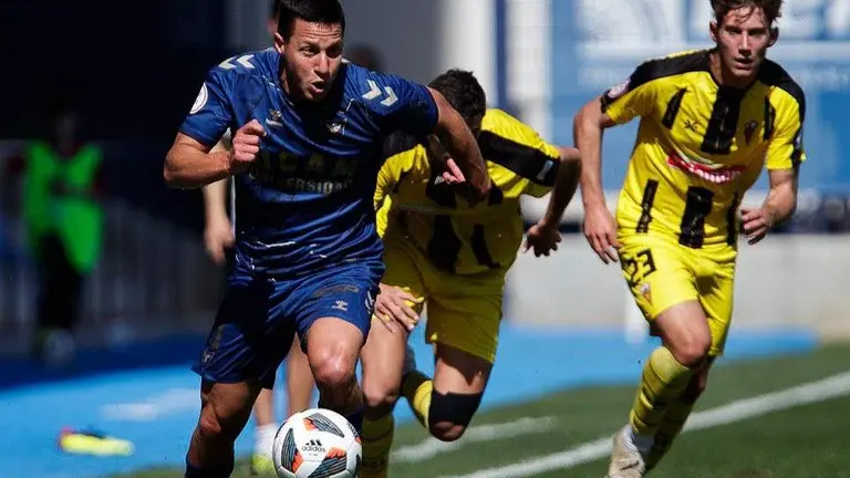 Una acción del duelo entre el UCAM y el San Roque de Lepe.