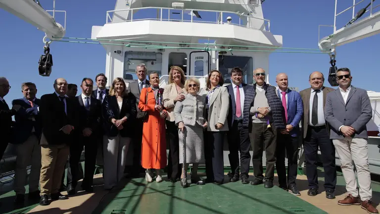 Autoridades y familia en la cubierta del buque