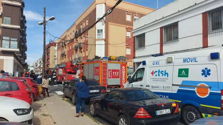 Bomberos asegurando el lugar del suceso