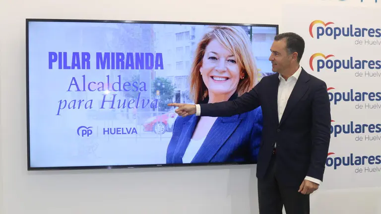 Felipe Arias, ante la cartelería de Pilar Miranda