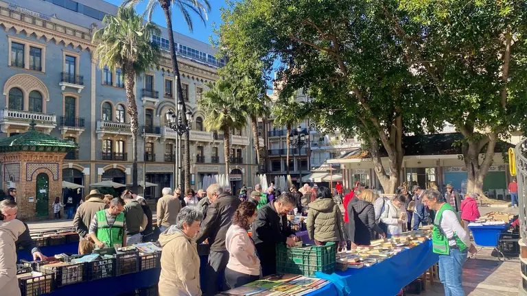Mercadillo en el centro onubense