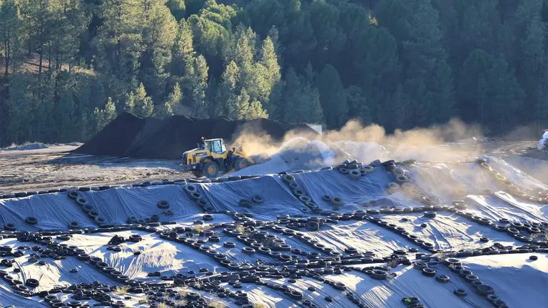 Un cami&oacute;n descarga residuos en la planta
