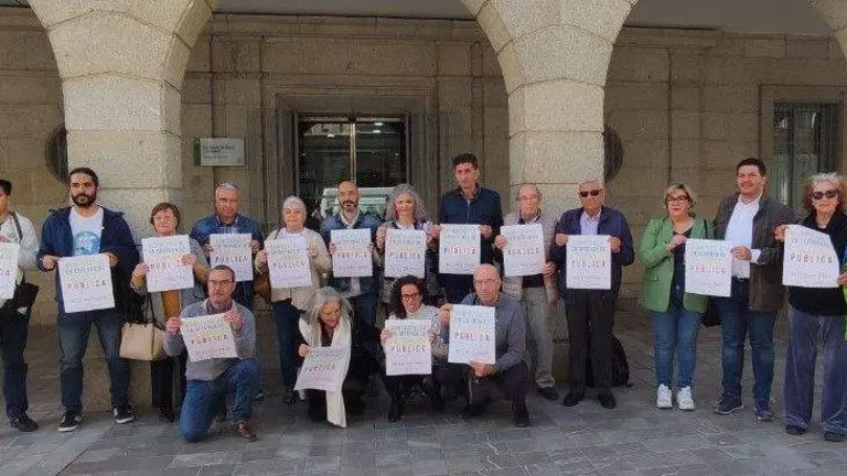 Mónica Rossi y Marcos Toti, con más representantes de varios de los colectivos convocantes