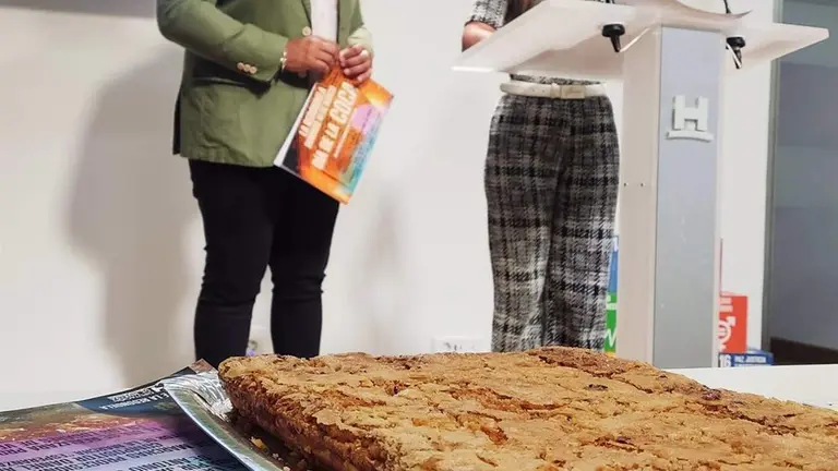 Primer plano del dulce t&iacute;pico de Cuaresma, la Coca