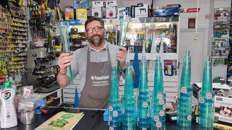 Teo Vargas con los pluvi&oacute;metros