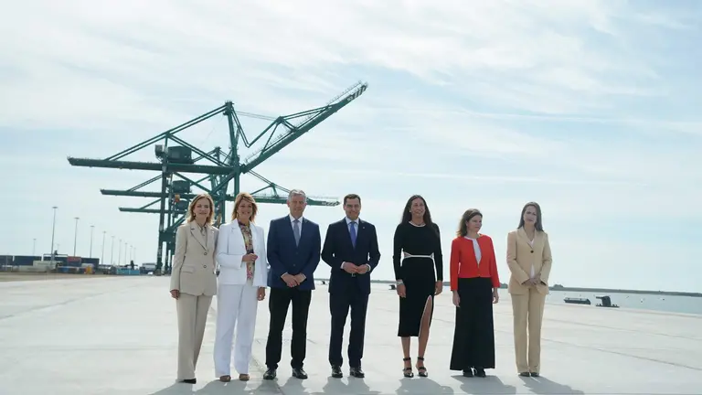 Moreno, junto Pilar Miranda y dem&aacute;s autoridades en el acto portuario