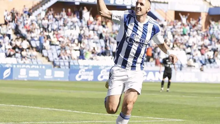 Pablo Caballero tras anotar el gol del Recre ante el Mar Menor.