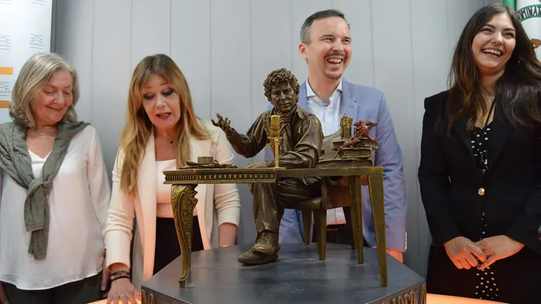 Presentación escultura y proyecto Jesús Quintero en su pueblo