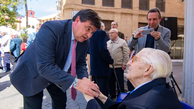 El alcalde saluda a José Manuel de Lara