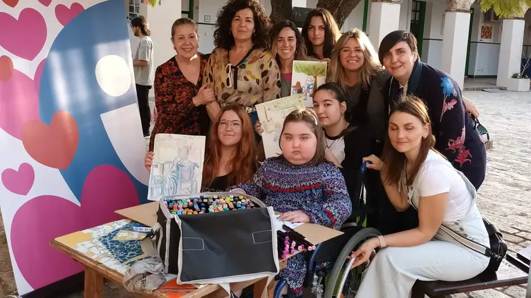 Sofía, junto a sus amigas en la Escuela de Arte