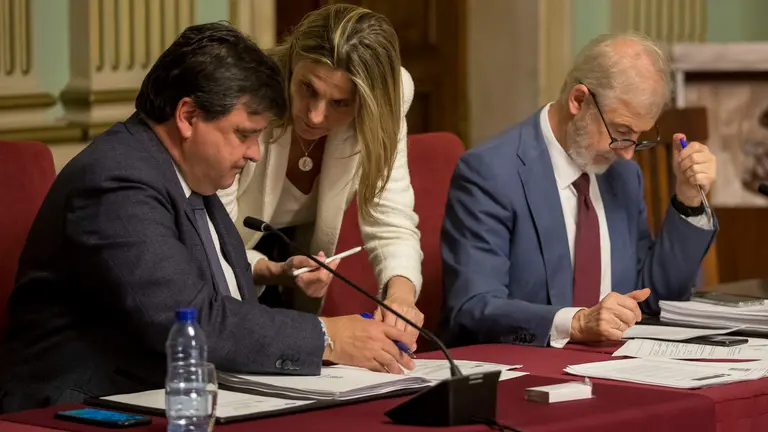 El alcalde charla con la concejal Villadeamigo