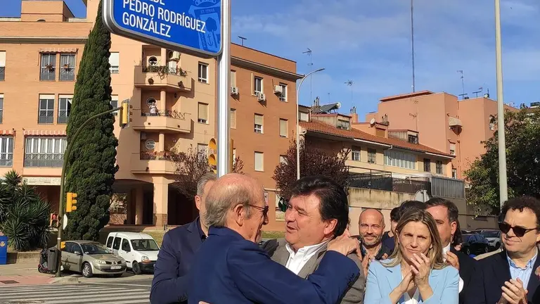 Abrazo entre los dos alcaldes de la ciudad de Huelva