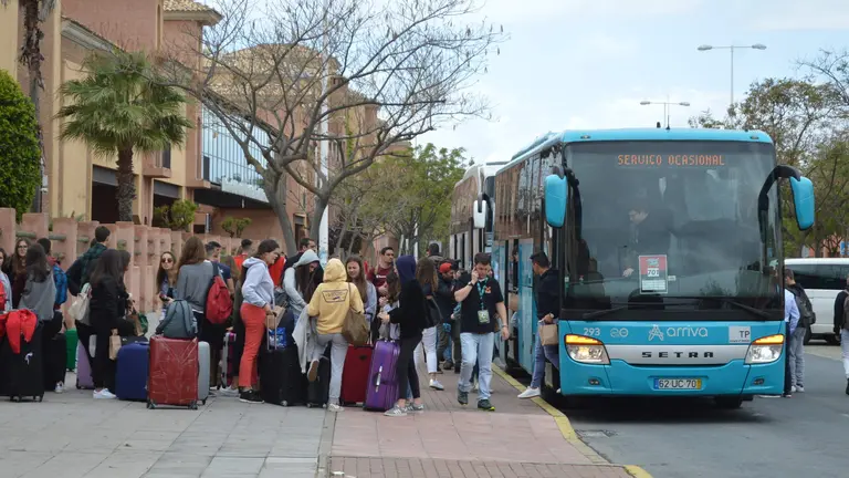 Llegada de estudiantes portugueses a Punta Umbr&iacute;a en ediciones pasadas