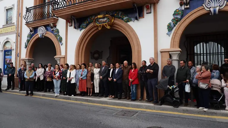 Minuto de silencio y homenaje a la v&iacute;ctima a las puertas del Ayuntamiento palermo