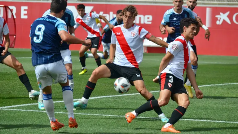 Lance del duelo entre el filial del Sevilla y el Recreativo.